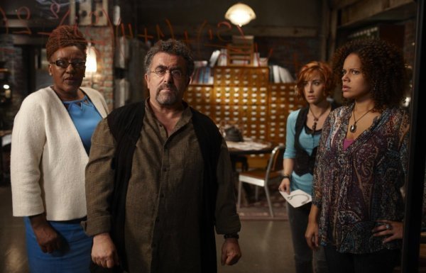 Still of CCH Pounder, Saul Rubinek, Allison Scagliotti and Genelle Williams in Warehouse 13 (2009)