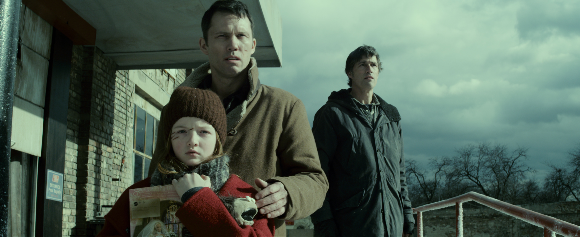 Still of Jeffrey Donovan, Matthew Fox and Quinn McColgan in Extinction (2015)