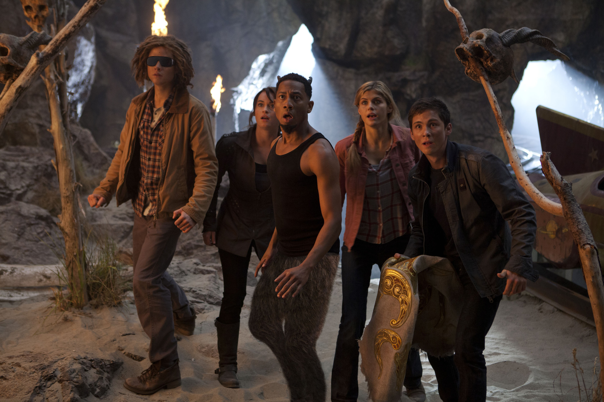 Still of Logan Lerman, Douglas Smith, Alexandra Daddario and Leven Rambin in Persis Dzeksonas. Monstru jura (2013)