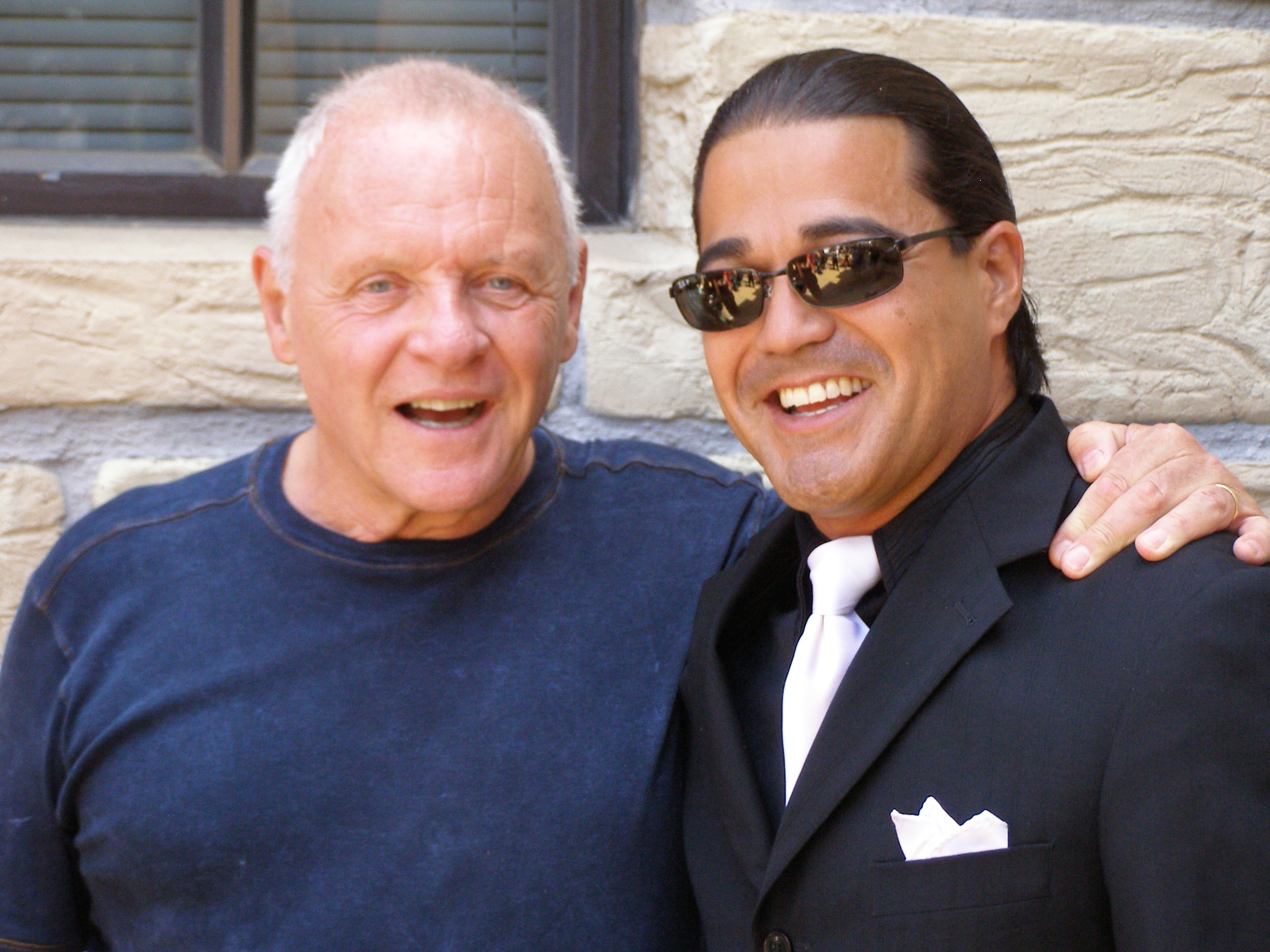 With sir Anthony Hopkins on the set of 