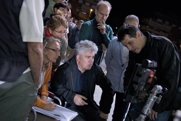 Still of Pedro Almodóvar, Yuyi Beringola, Esther García and Lluís Homar in Salti apkabinimai (2009)