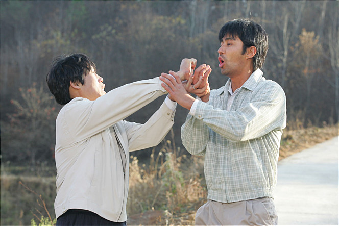 Still of Seung-won Cha and Hae-jin Yoo in E-jang-gwa-goon-soo (2007)