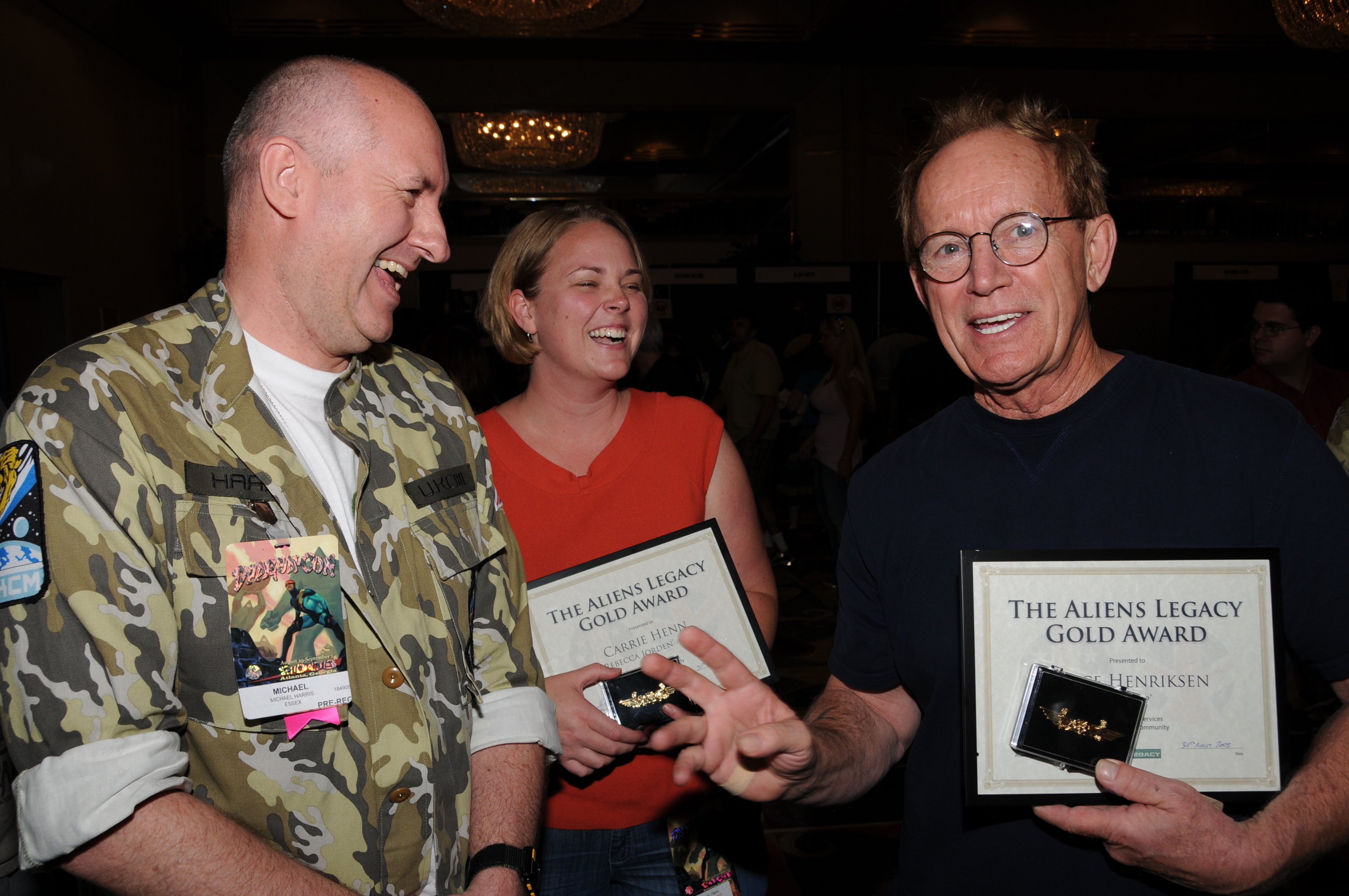 Producer Harry Harris (left) presents Lance Henriksen and Carrie Kutcher with their Aliens Legacy Gold Awards on behalf of Aliens fans worldwide