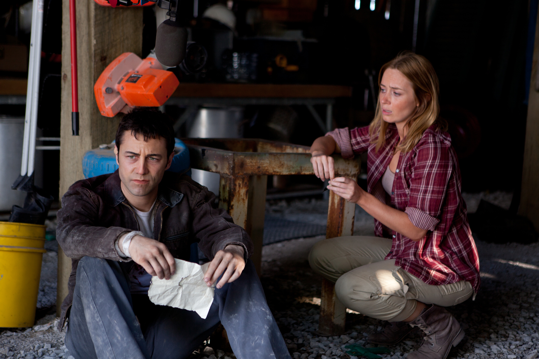 Still of Joseph Gordon-Levitt and Emily Blunt in Laiko kilpa (2012)