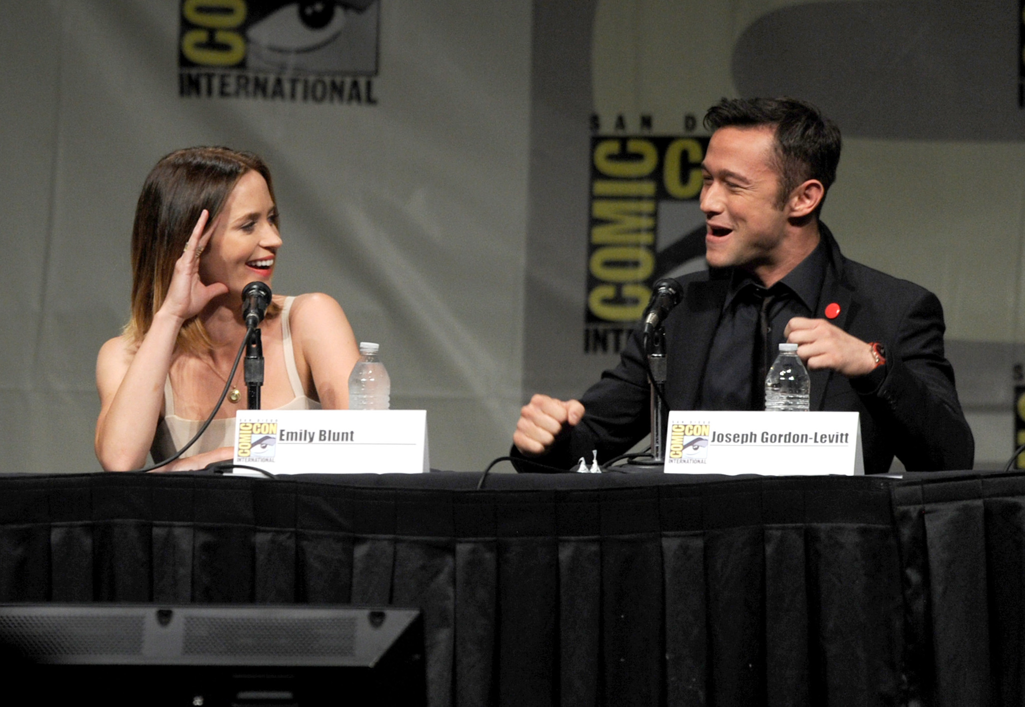 Joseph Gordon-Levitt and Emily Blunt at event of Laiko kilpa (2012)