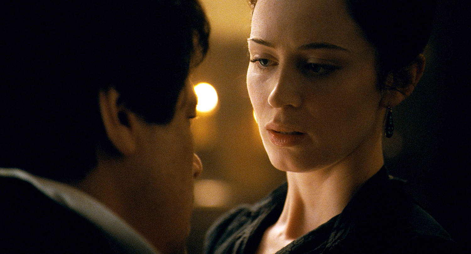 Still of Benicio Del Toro and Emily Blunt in Vilkolakis (2010)