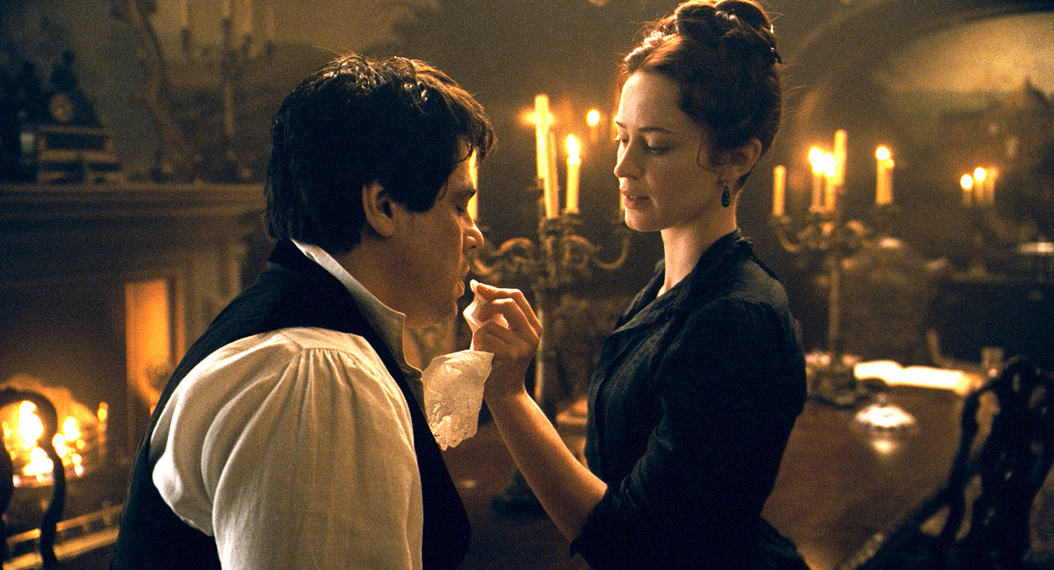 Still of Benicio Del Toro and Emily Blunt in Vilkolakis (2010)