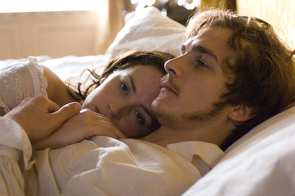 Still of Emily Blunt and Rupert Friend in Viktorija: jaunoji karaliene (2009)