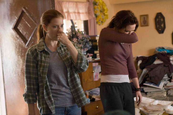 Still of Amy Adams and Emily Blunt in Sunshine Cleaning (2008)