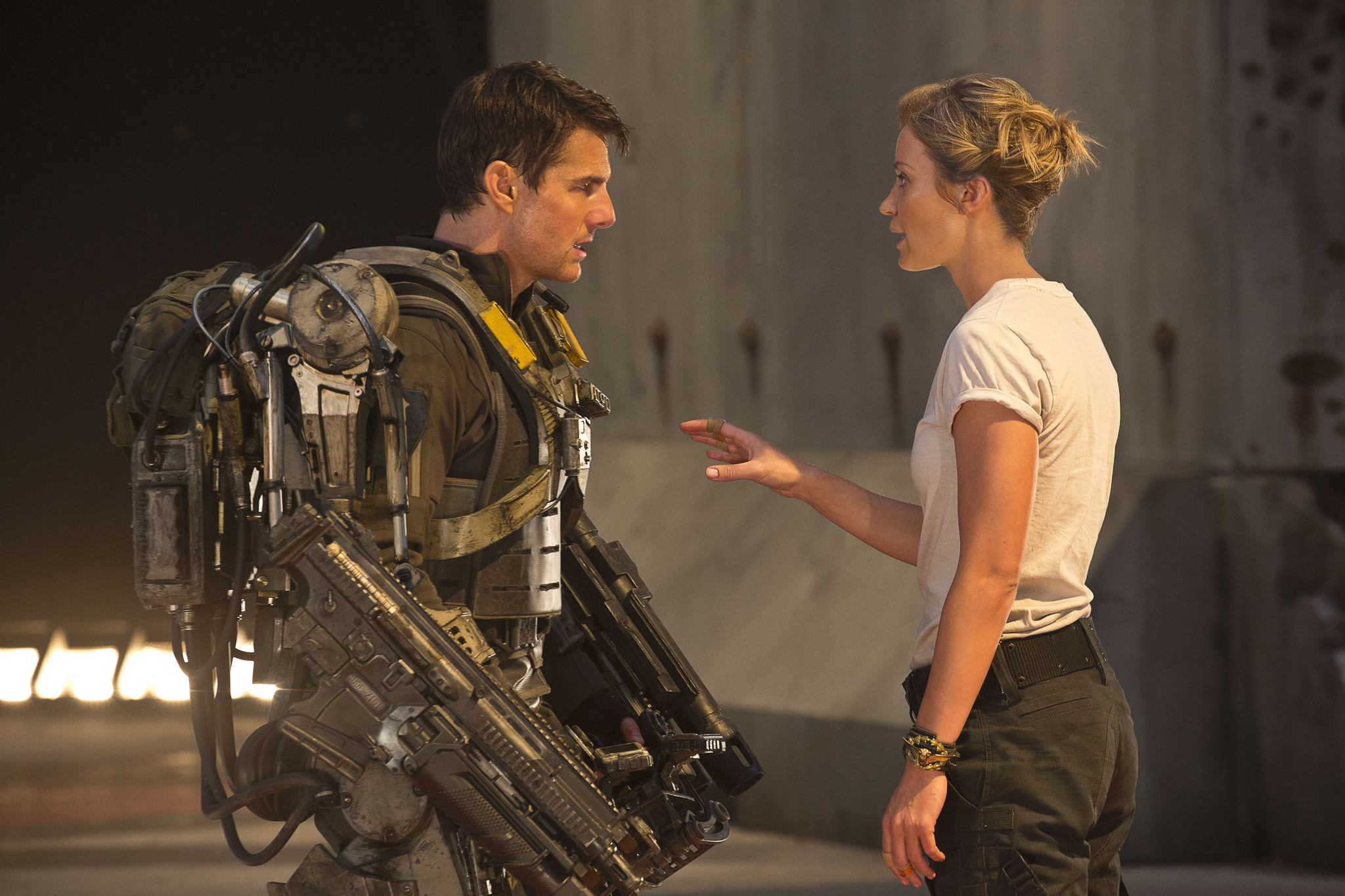 Still of Tom Cruise and Emily Blunt in Ties riba i rytoju (2014)