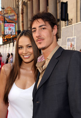 Eric Balfour and Moon Bloodgood at event of Eight Below (2006)