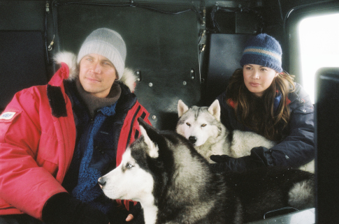 Still of Paul Walker and Moon Bloodgood in Eight Below (2006)