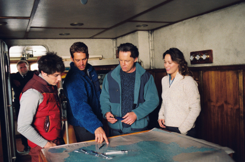 Still of Jason Biggs, Bruce Greenwood, Paul Walker and Moon Bloodgood in Eight Below (2006)