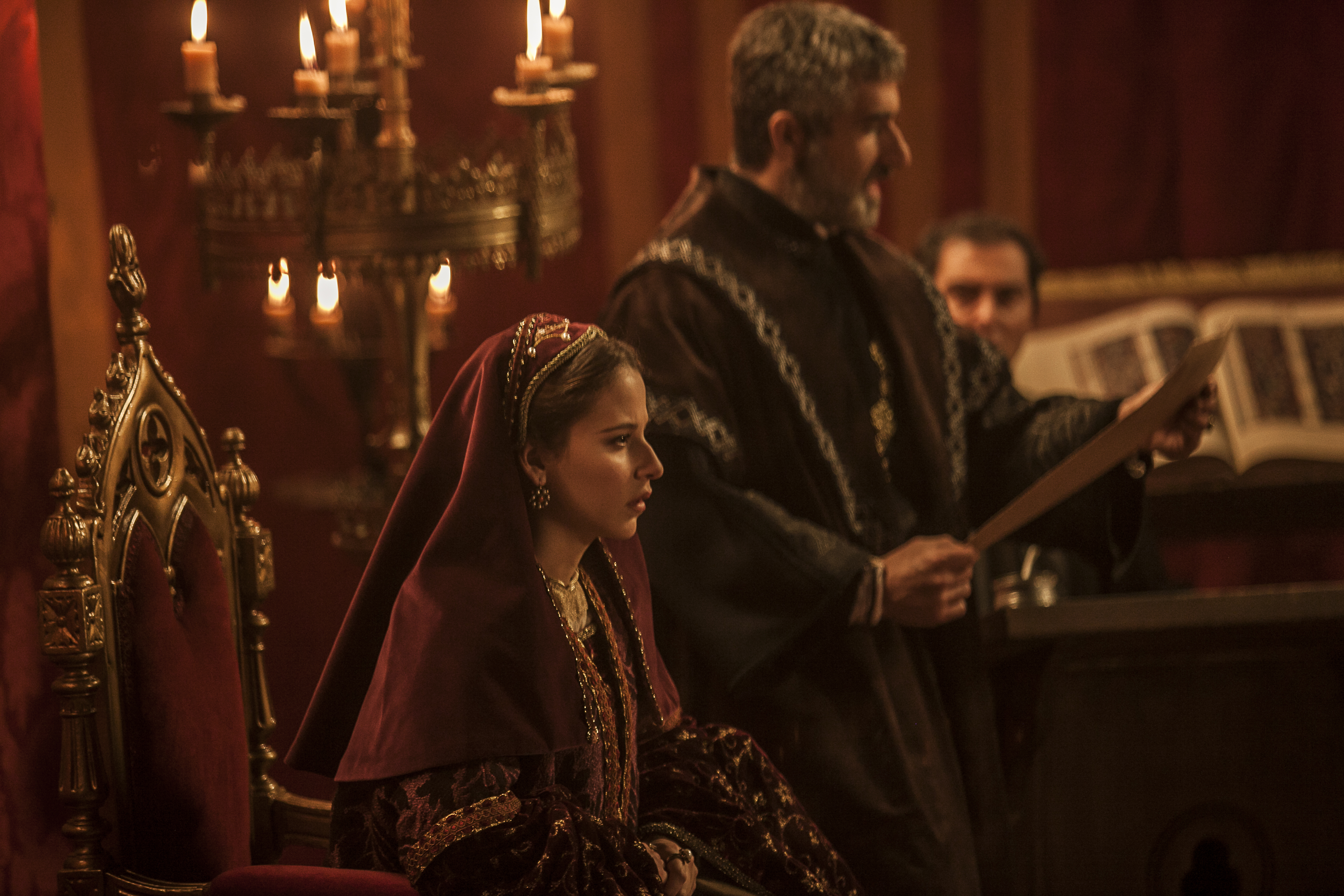 Still of Irene Escolar as Juana I of Castile.