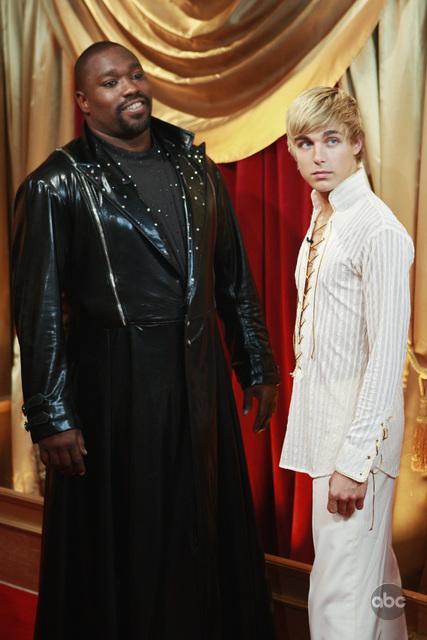 Still of Cody Linley and Warren Sapp in Dancing with the Stars (2005)