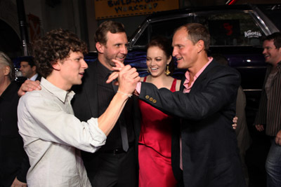 Woody Harrelson, Jesse Eisenberg, Ruben Fleischer and Emma Stone at event of Zombiu zeme (2009)