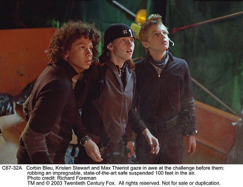 Still of Corbin Bleu, Kristen Stewart and Max Thieriot in Catch That Kid (2004)