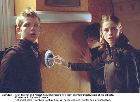 Still of Corbin Bleu, Kristen Stewart and Max Thieriot in Catch That Kid (2004)