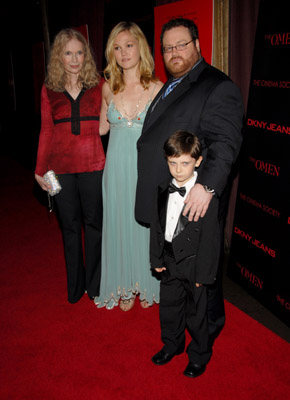 Mia Farrow, Julia Stiles, John Moore and Seamus Davey-Fitzpatrick at event of Lemties zenklas 666 (2006)