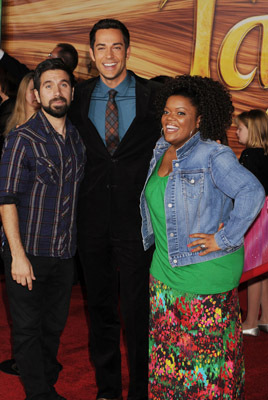 Zachary Levi and Yvette Nicole Brown at event of Ilgo plauko istorija (2010)