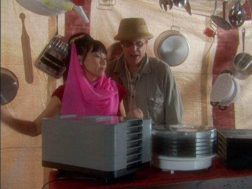 Still of Alton Brown and Vickie Eng in Good Eats (1999)