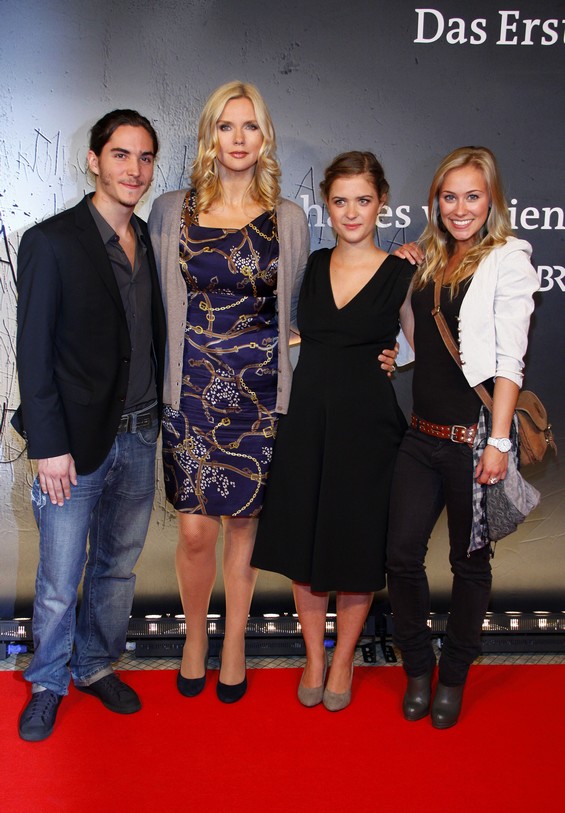 François Goeske, Veronica Ferres, Liv Lisa Fries, Sina Tkotsch at the premiere of »Sie hat es verdient« (She deserved it), Berlin 2011