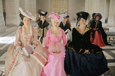 Still of Kirsten Dunst, Judy Davis and Mary Nighy in Marie Antoinette (2006)