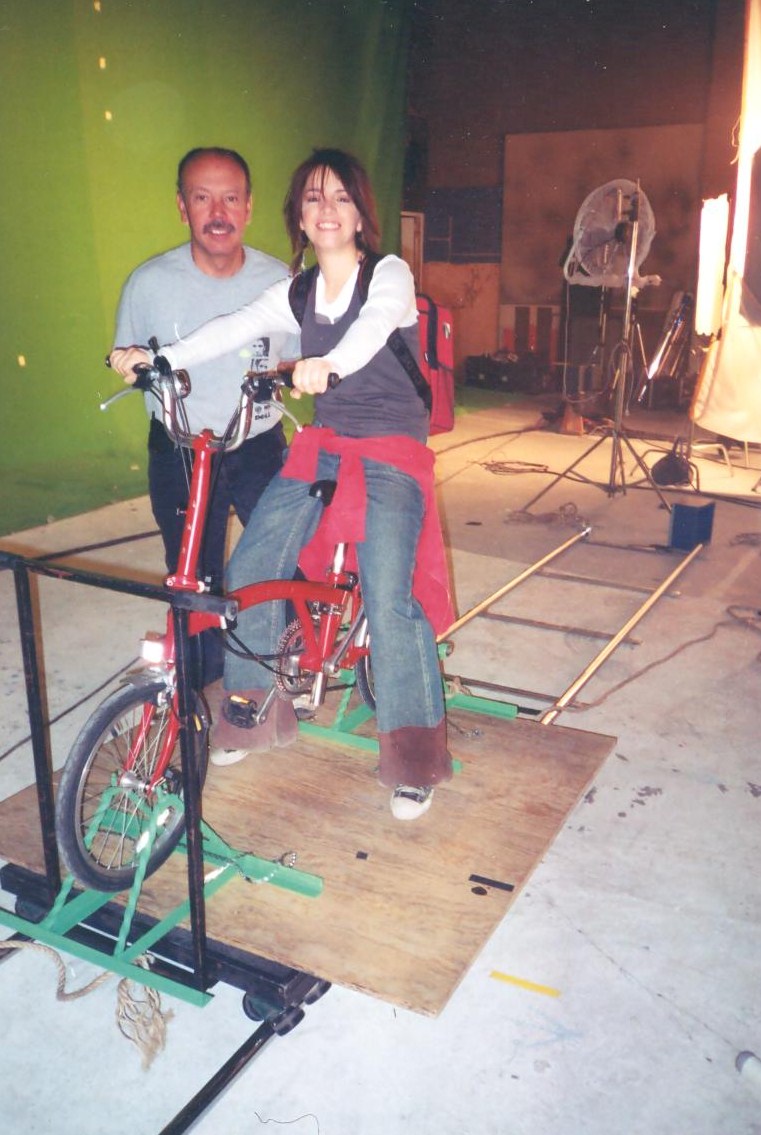 Elizabeth Valdez with the director Alejandro Gamboa. Filming the movie 