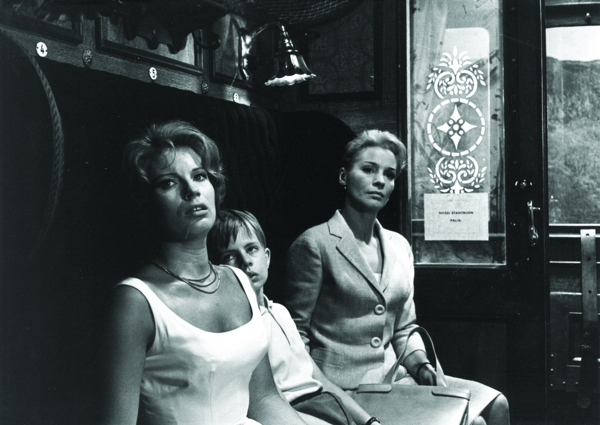 Still of Gunnel Lindblom, Jörgen Lindström and Ingrid Thulin in Tystnaden (1963)