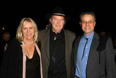 Jonathan Demme, Neil Young and Pegi Young at event of Neil Young: Heart of Gold (2006)