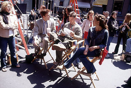 Ericka Bryce talking to Ben Affleck, who is seated next to Mark Steven Johnson and Jennifer Garner on the set of Daredevil.