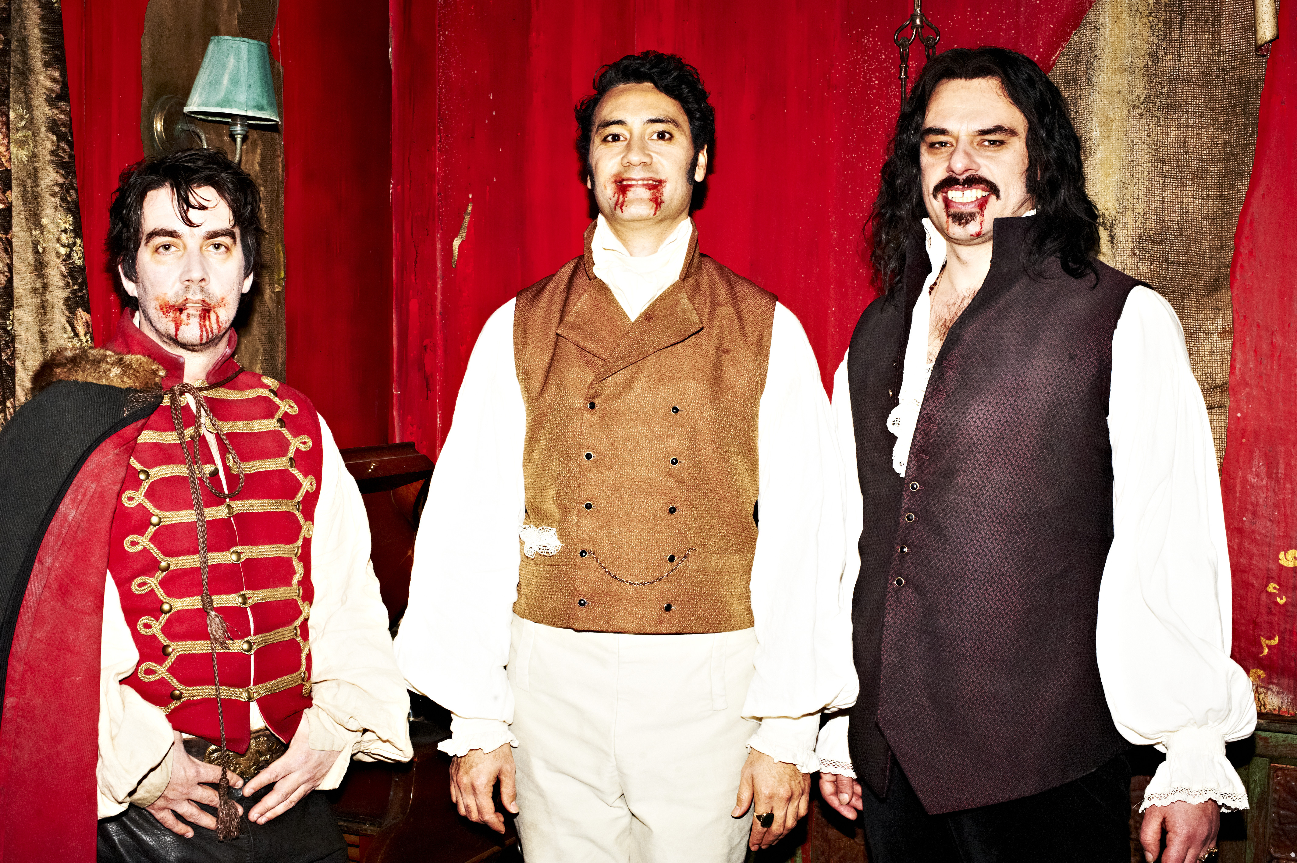 Still of Taika Waititi, Jemaine Clement and Jonny Brugh in What We Do in the Shadows (2014)