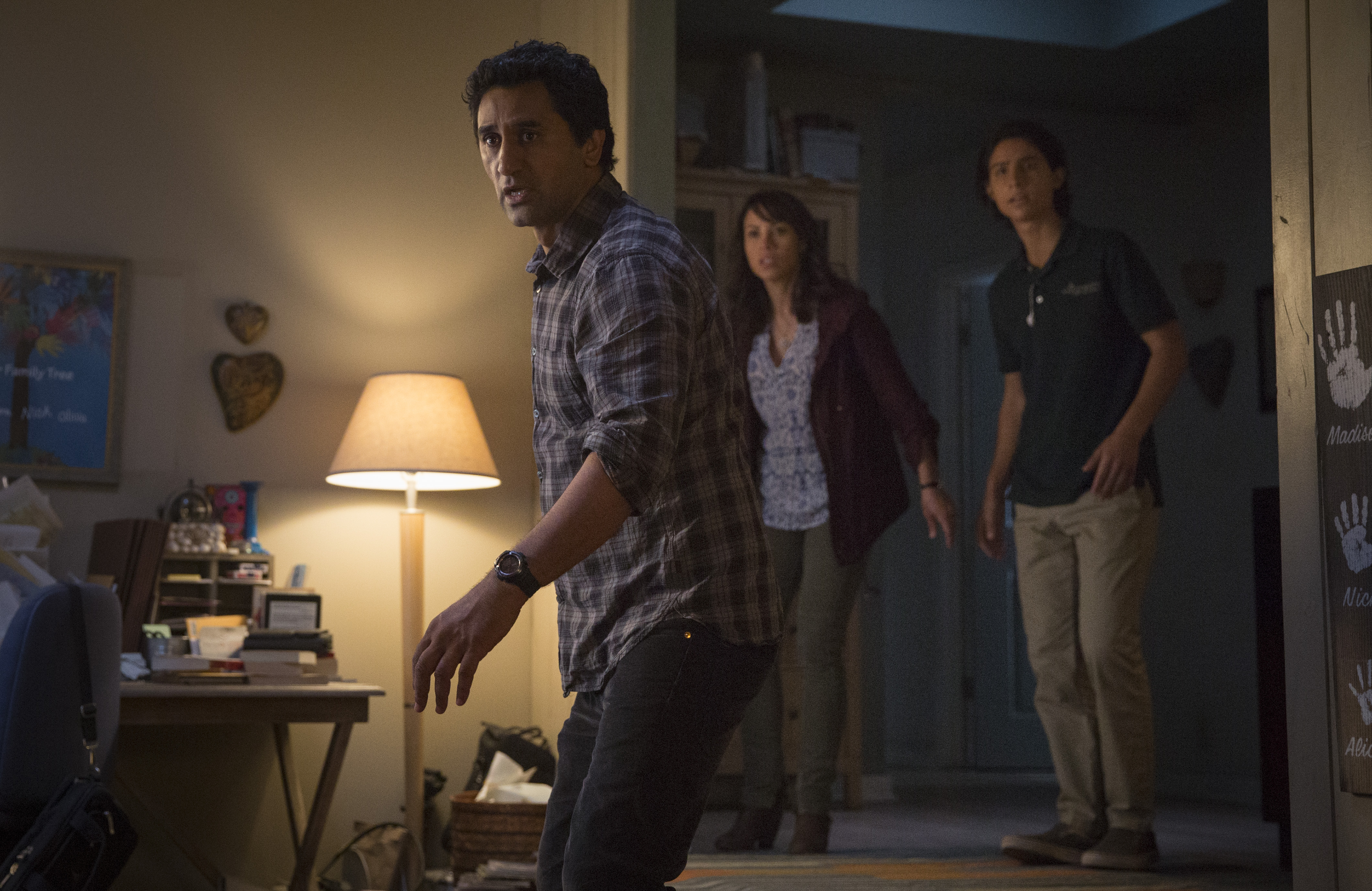 Still of Cliff Curtis, Elizabeth Rodriguez and Lorenzo James Henrie in Fear the Walking Dead (2015)