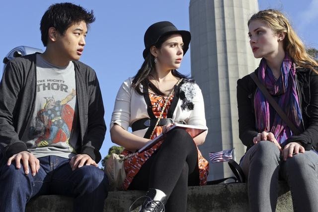 Still of Skyler Samuels, Ki Hong Lee and Grace Phipps in The Nine Lives of Chloe King (2011)