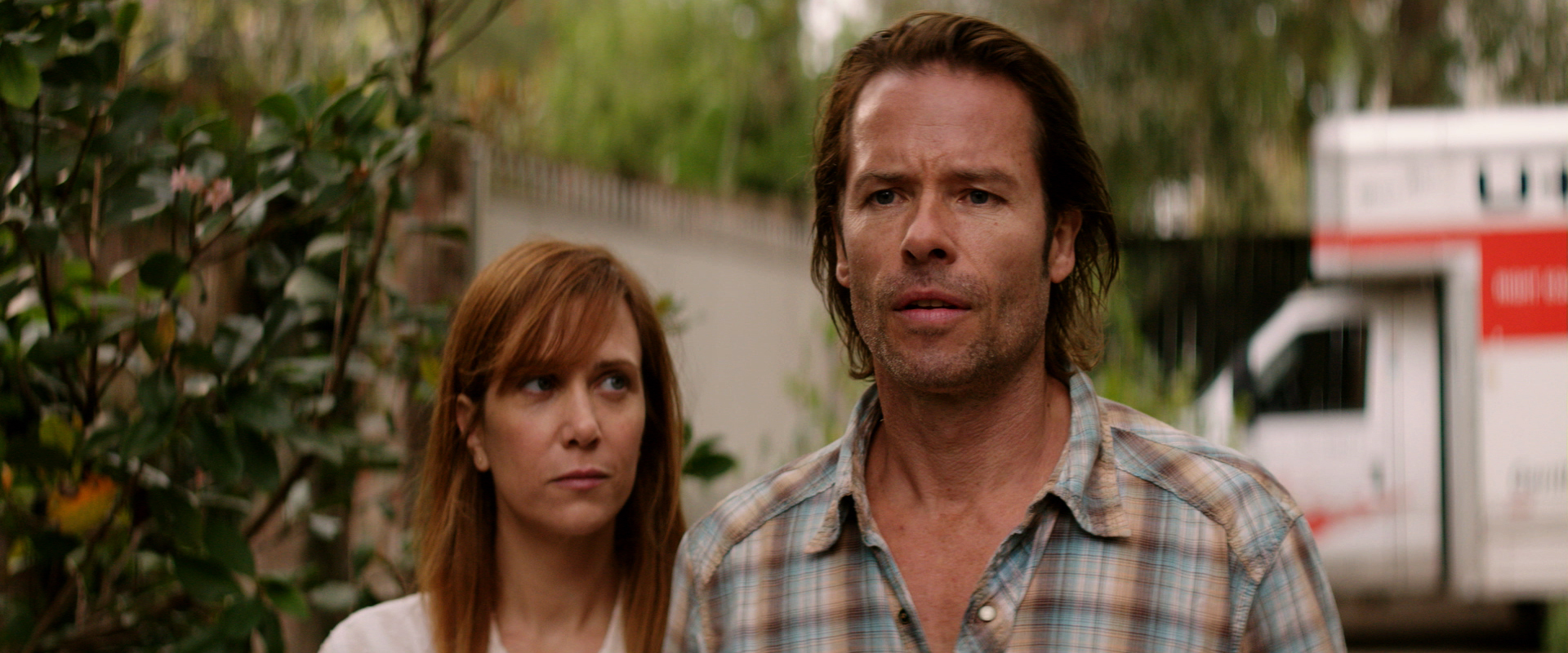 Still of Guy Pearce and Kristen Wiig in Hateship Loveship (2013)