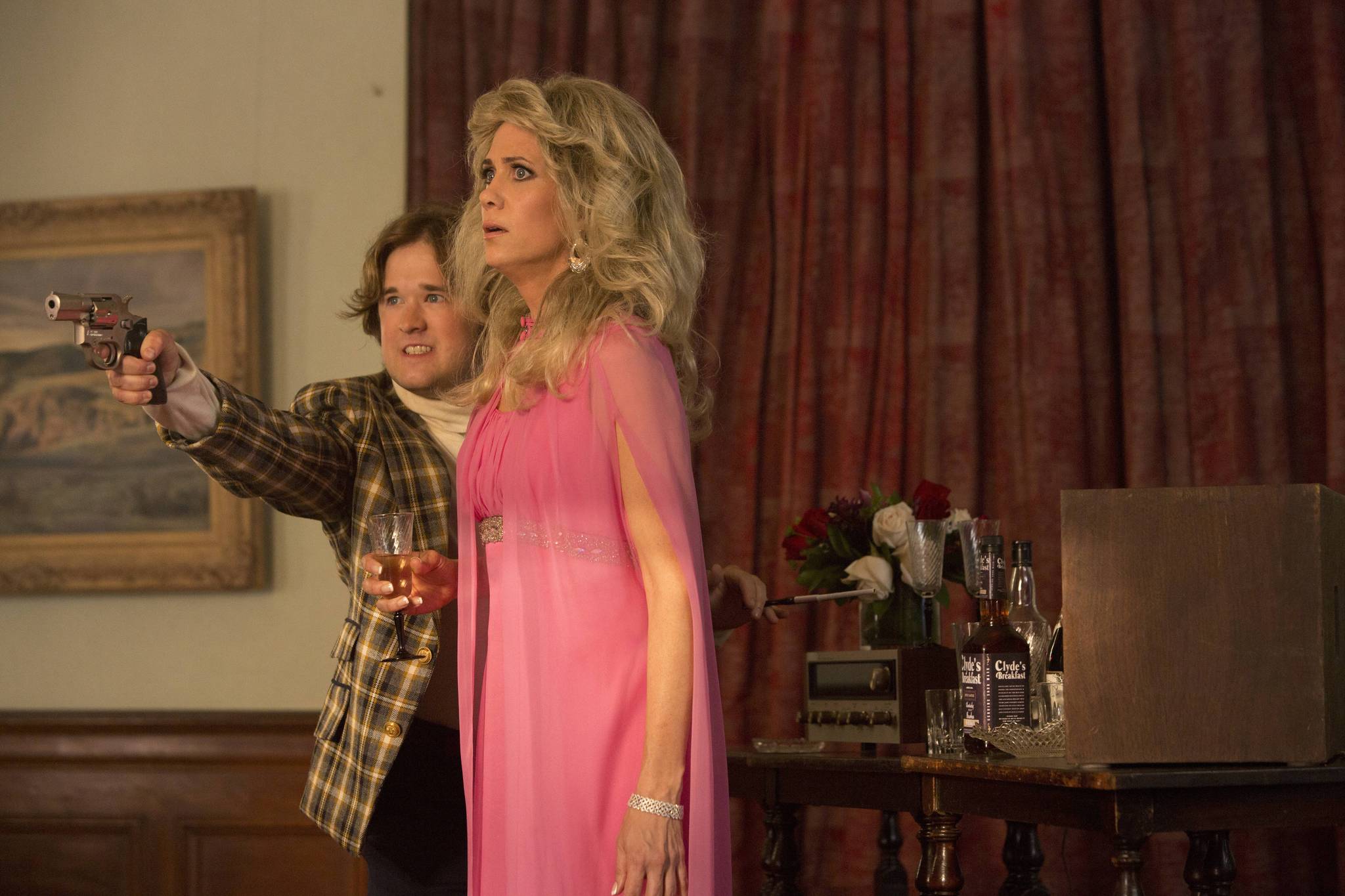 Still of Kristen Wiig and Haley Joel in The Spoils of Babylon (2014)