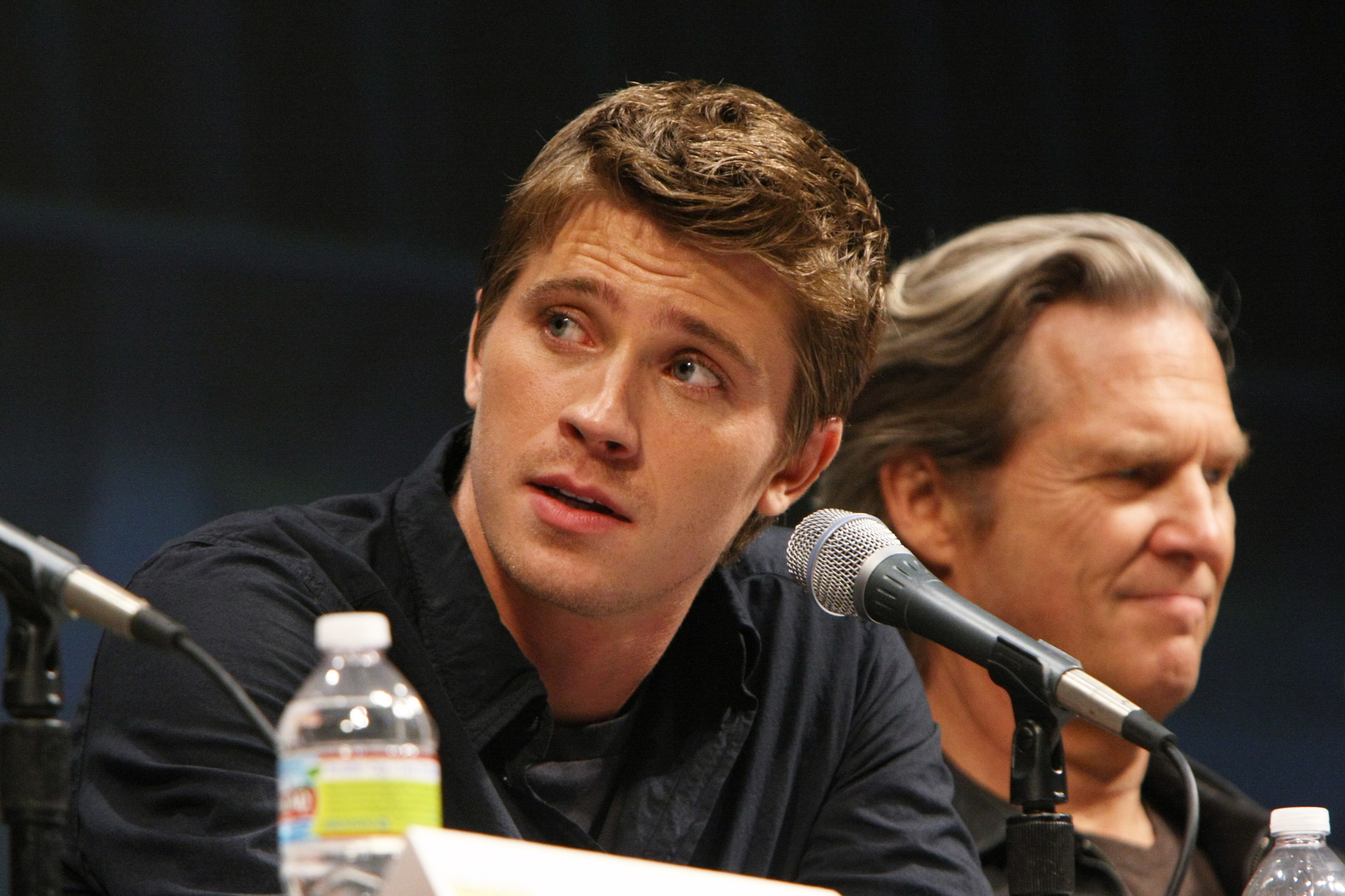 Jeff Bridges and Garrett Hedlund at event of Tronas: Palikimas (2010)