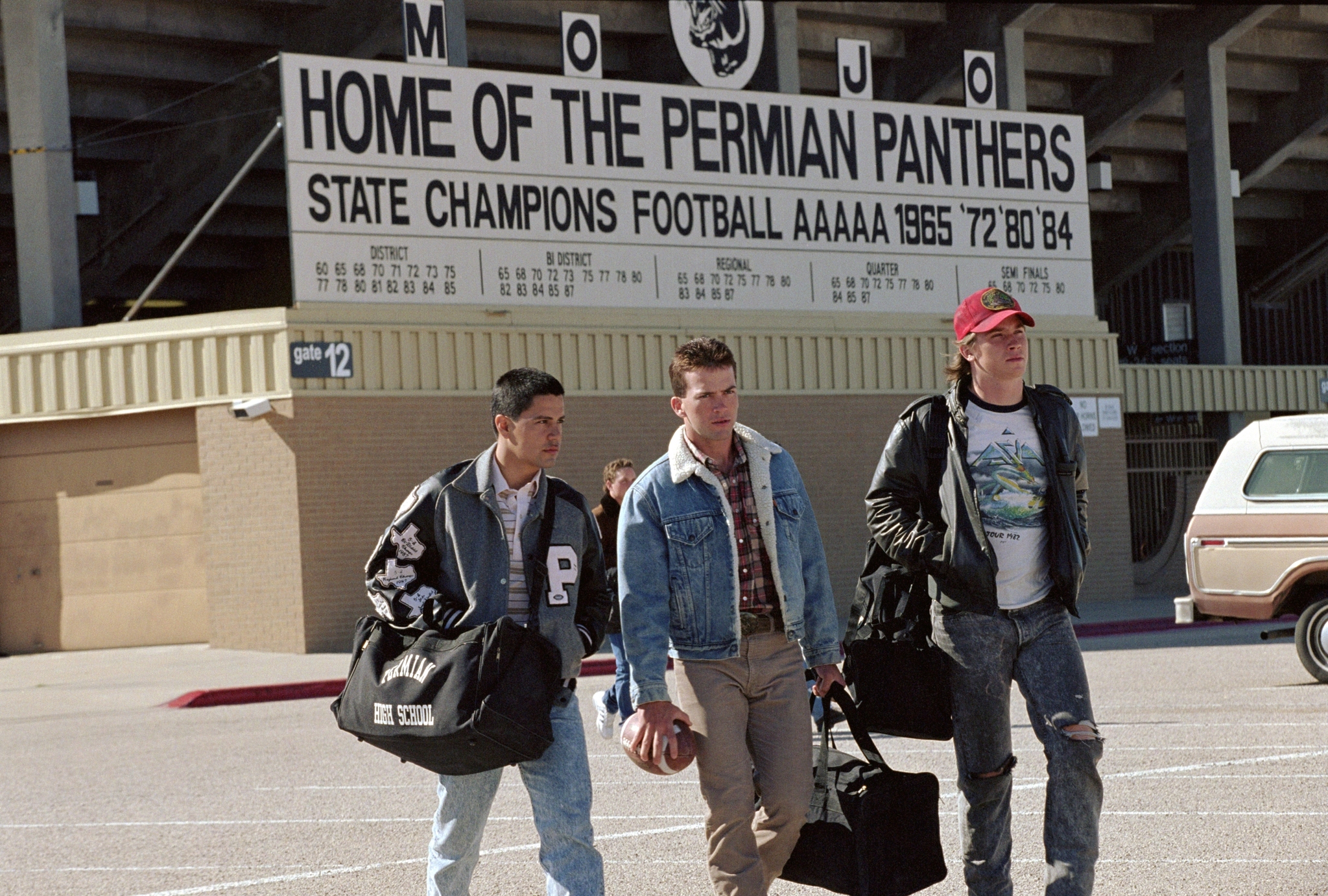 Still of Lucas Black, Jay Hernandez and Garrett Hedlund in Penktadienio vakaro ziburiai (2004)