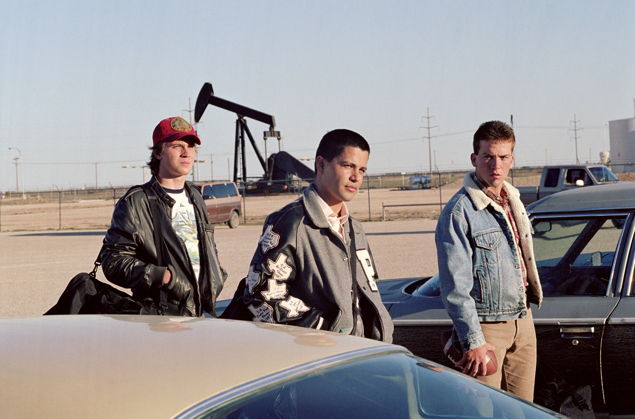 Still of Lucas Black, Jay Hernandez and Garrett Hedlund in Penktadienio vakaro ziburiai (2004)