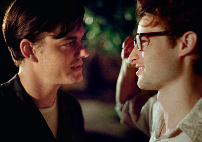 Still of Sam Riley and Garrett Hedlund in Kelyje (2012)