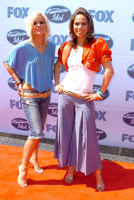 Rosanna Tavarez and Kimberly Caldwell at event of American Idol: The Search for a Superstar (2002)