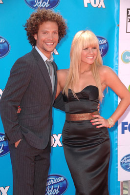 Justin Guarini and Kimberly Caldwell at event of American Idol: The Search for a Superstar (2002)