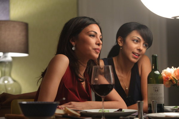 Still of Marsha Thomason and Moran Atias in Aferistas (2009)