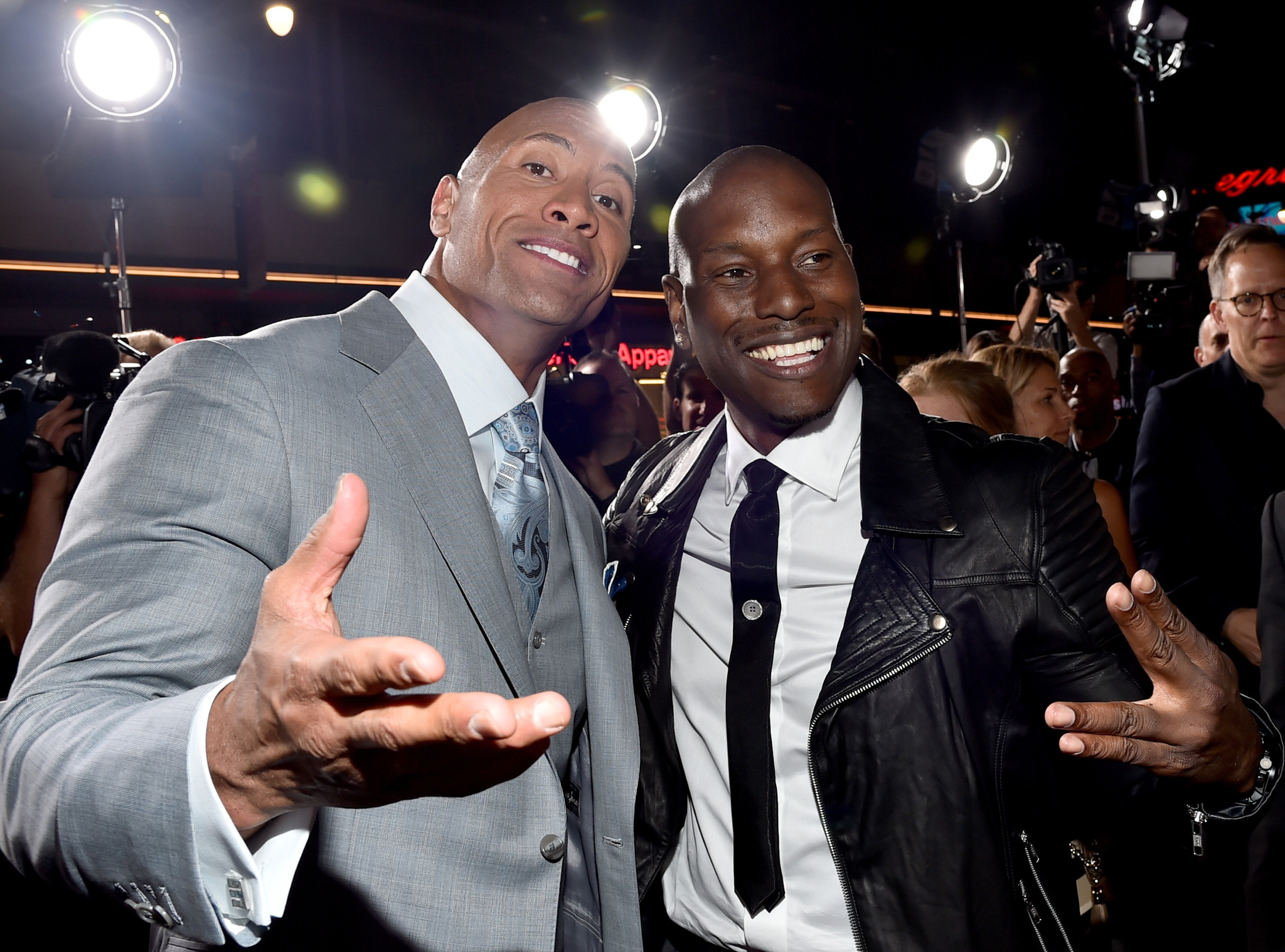 Dwayne Johnson and Tyrese Gibson at event of Greiti ir isiute 7 (2015)