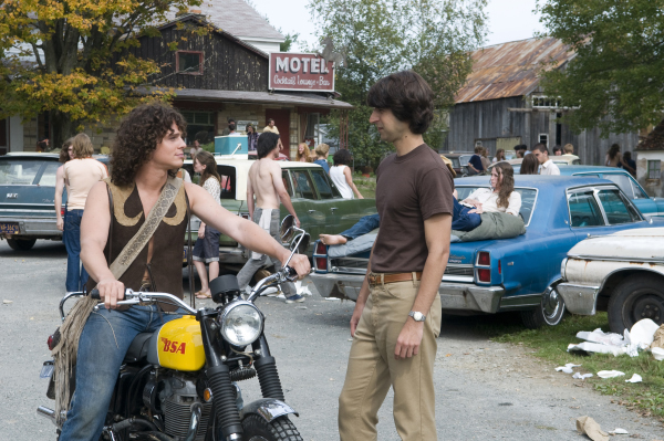 Still of Demetri Martin and Jonathan Groff in Taking Woodstock (2009)