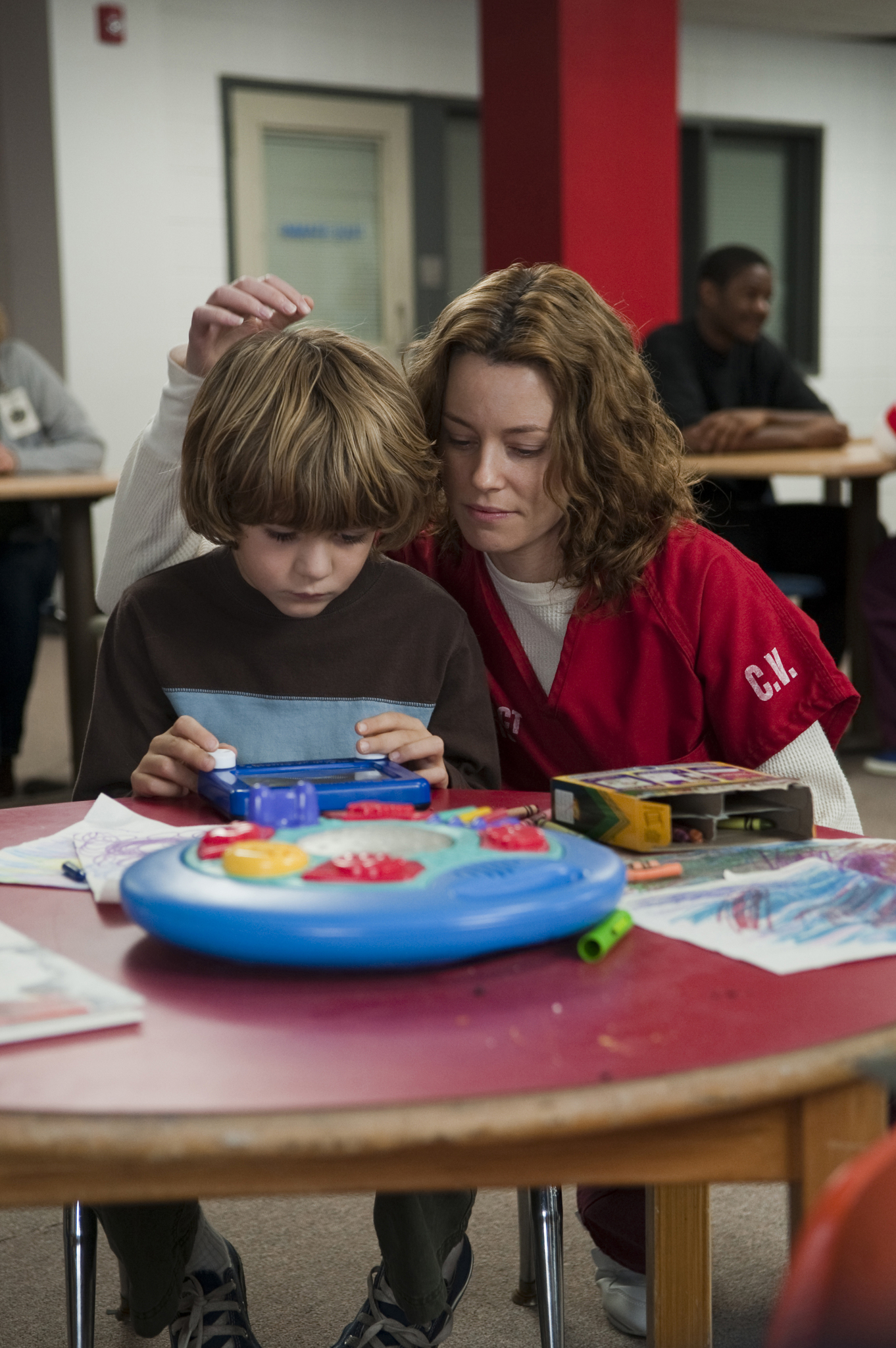 Still of Elizabeth Banks and Ty Simpkins in Trys itemptos dienos (2010)