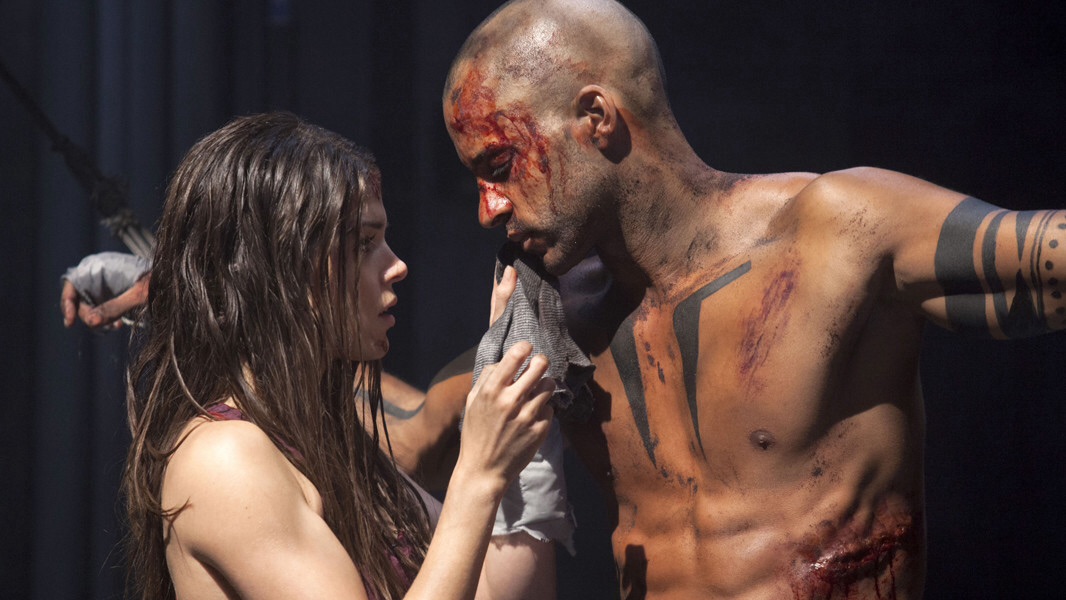 Ricky Whittle & Marie Avgeropoulos in The 100 -