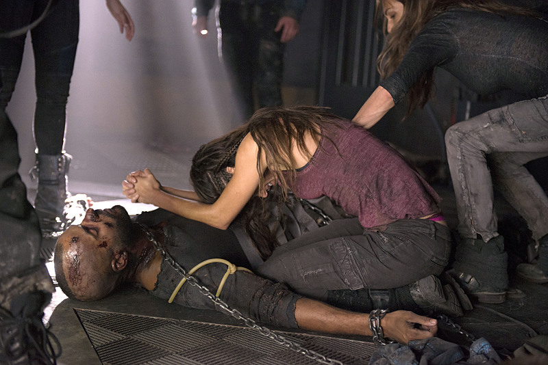 Still of Paige Turco, Ricky Whittle and Marie Avgeropoulos in The 100 (2014)