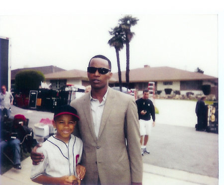 Tequan Richmond (Ray Charles Robinson, Jr @ 9-10 yrs. old) and Jamie Foxx on the set of 