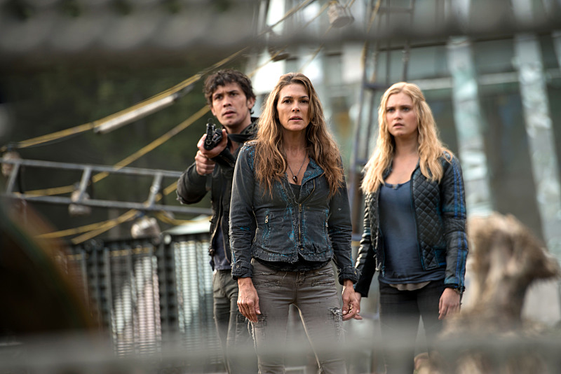 Still of Paige Turco, Eliza Taylor and Bob Morley in The 100 (2014)